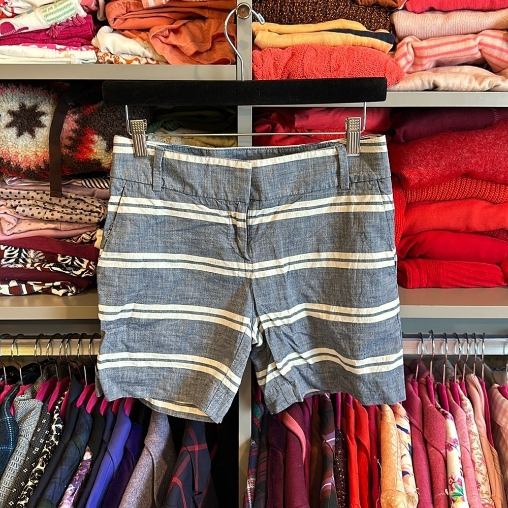 Loft Riviera size 00 (fits like 0-2) 6” chambray and white stripes shorts